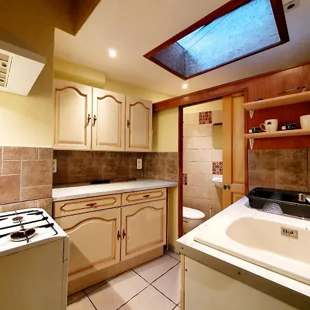 Entier Chez Lea Et Brevia *